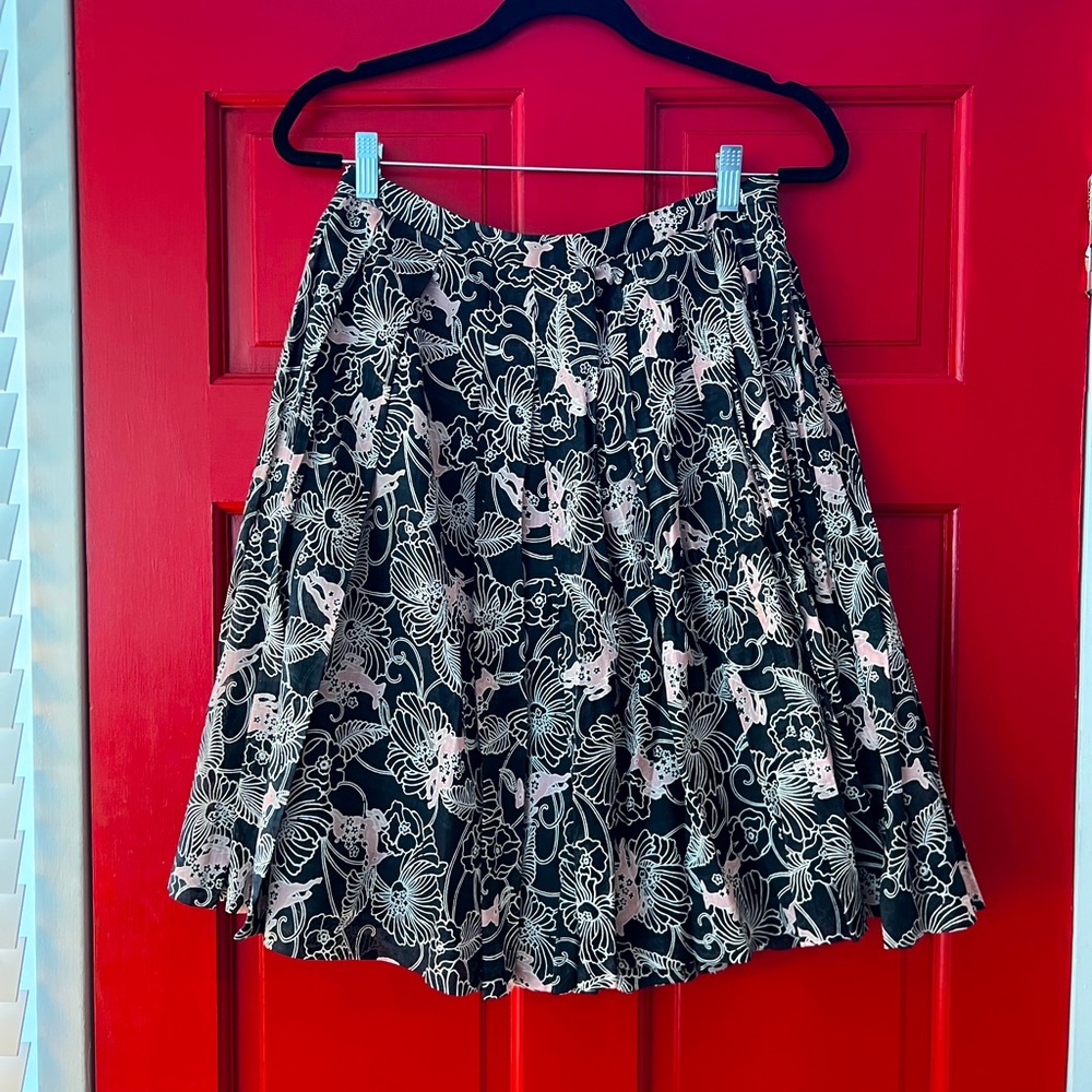 Club Monaco skirt sz 2, feminine and lightweight